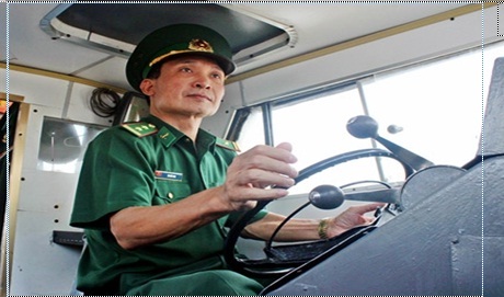 Người Hải đội trưởng tận tụy với công việc