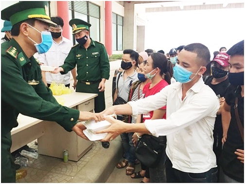 Một số hình ảnh chiến sỹ Biên phòng hỗ trợ, giúp đỡ nhân dân phòng chống đại dịch Covid-19