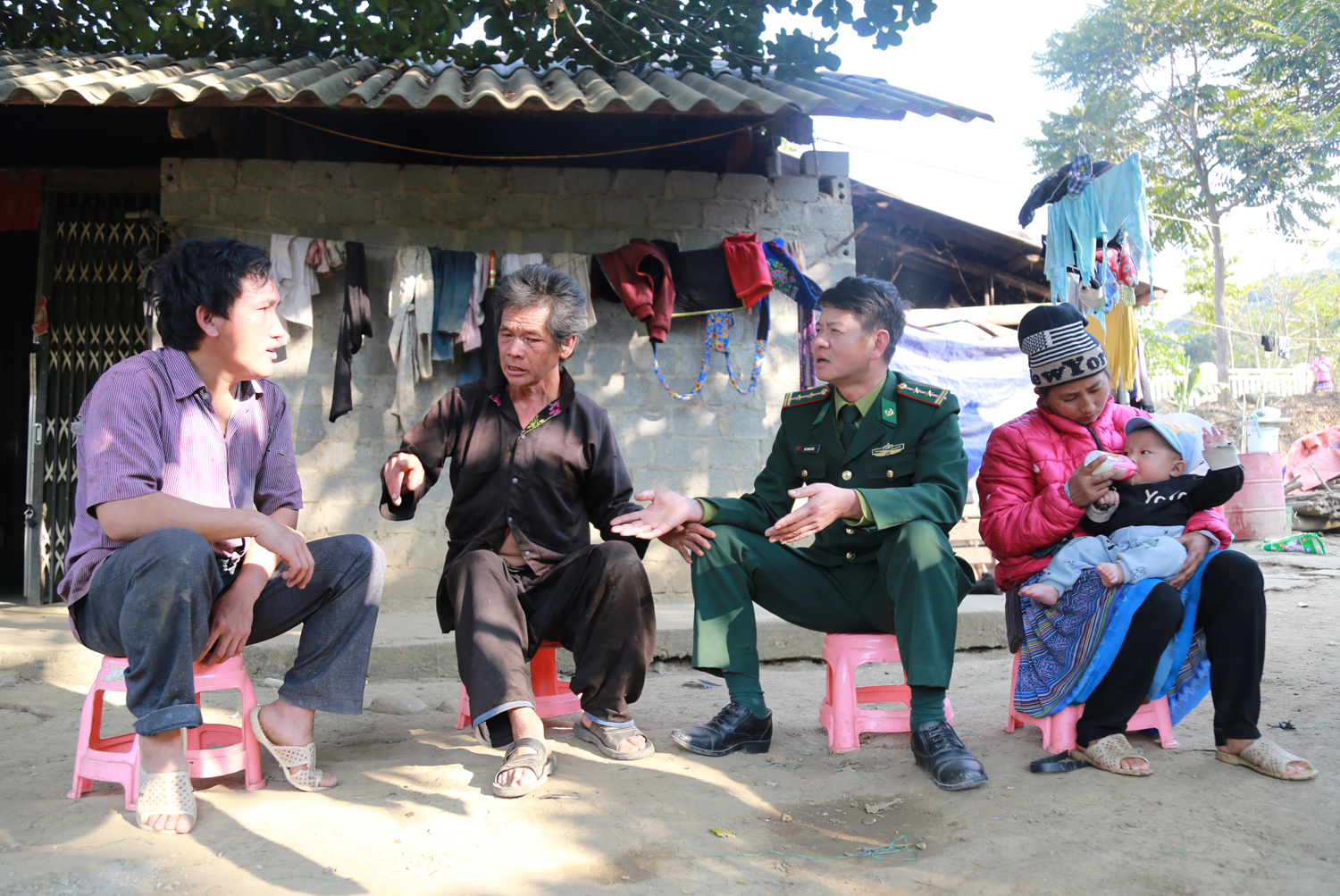 Học tiếng của đồng bào để cùng đồng bào bảo vệ biên giới