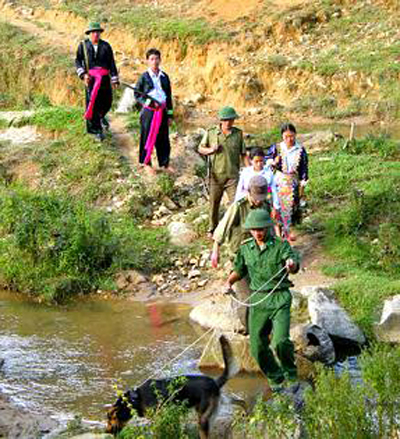 Đồng bào các dân tộc trong công cuộc bảo vệ chủ quyền và an ninh trật tự  biên giới