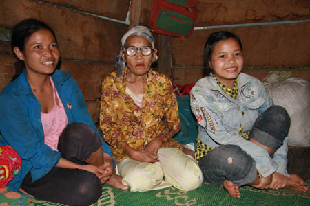 Vận động bỏ thủ tục lạc hậu ở vùng biên giới Quảng Bình