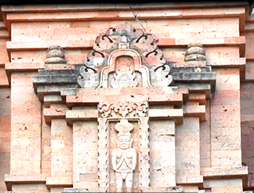 Tháp cổ vùng biên