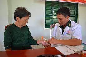 Những người lính biên phòng mặc áo blouse trắng