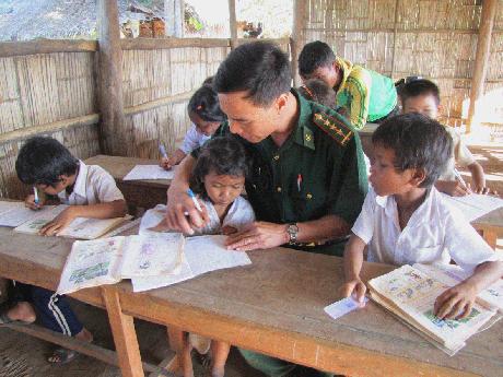 Thầy giáo mang quân hàm xanh của sóc Krem