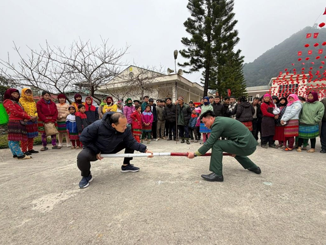 Mang Tết ấm áp đến với đồng bào các dân tộc nơi biên cương Tổ quốc